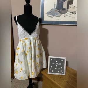 Rue21 criss cross yellow and white floral sundress, size L